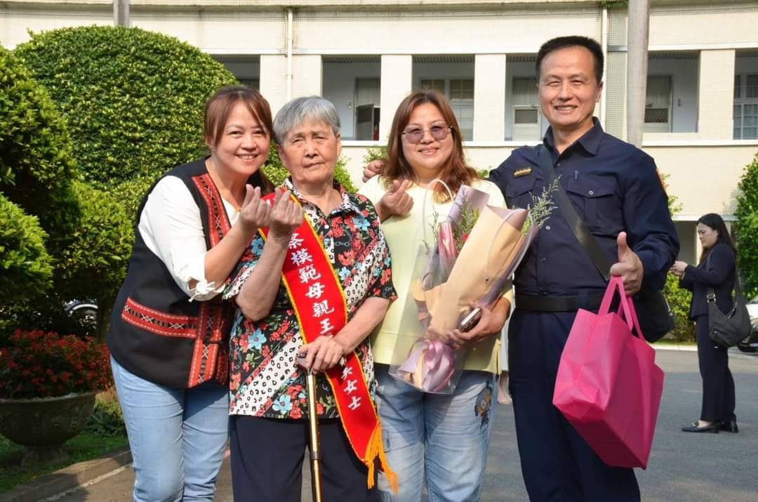 全家擔任社區守護者 她當選警政署模範母親 250019