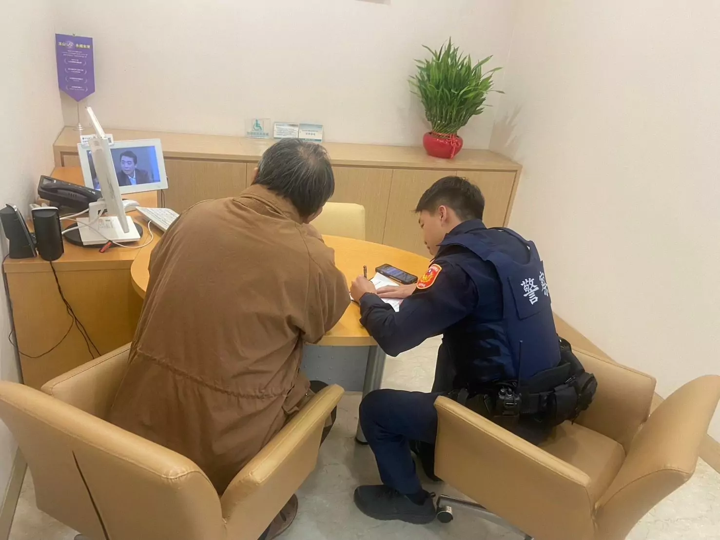 投資蓋宮廟保平安?平鎮警銀戳破詐團謊言 投資蓋宮廟保平安?平鎮警銀戳破詐團謊言