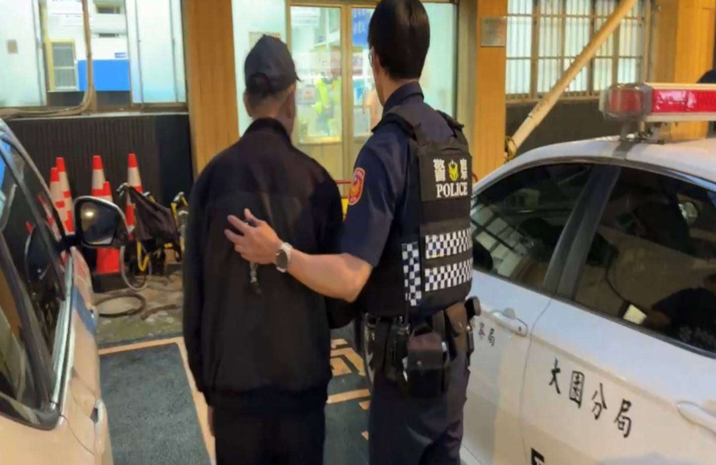 老翁外出散步迷途徘徊4小時 大園警靠1招助他團圓 364272