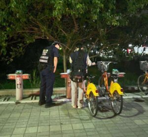 YouBike頻顯示還車失敗好慌張 大園警助越籍女解圍