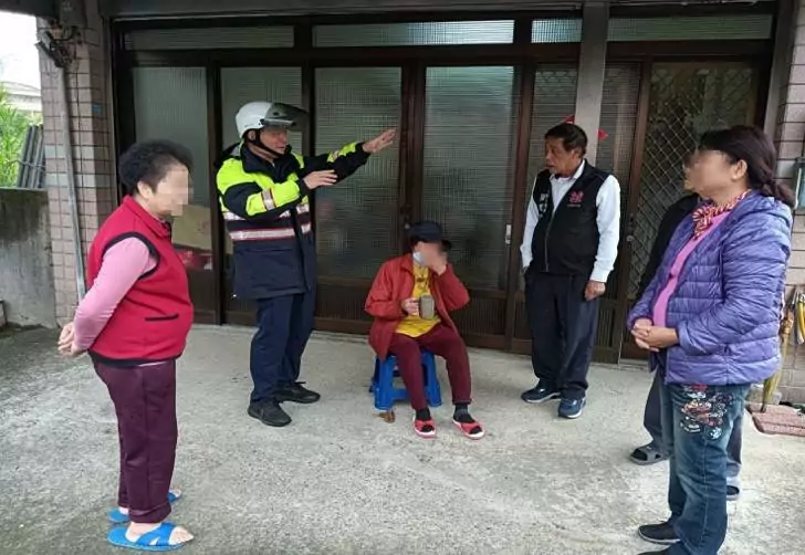婦外出散步迷途好無助 大園警伸援結束流浪記 婦外出散步迷途好無助 大園警伸援結束流浪記