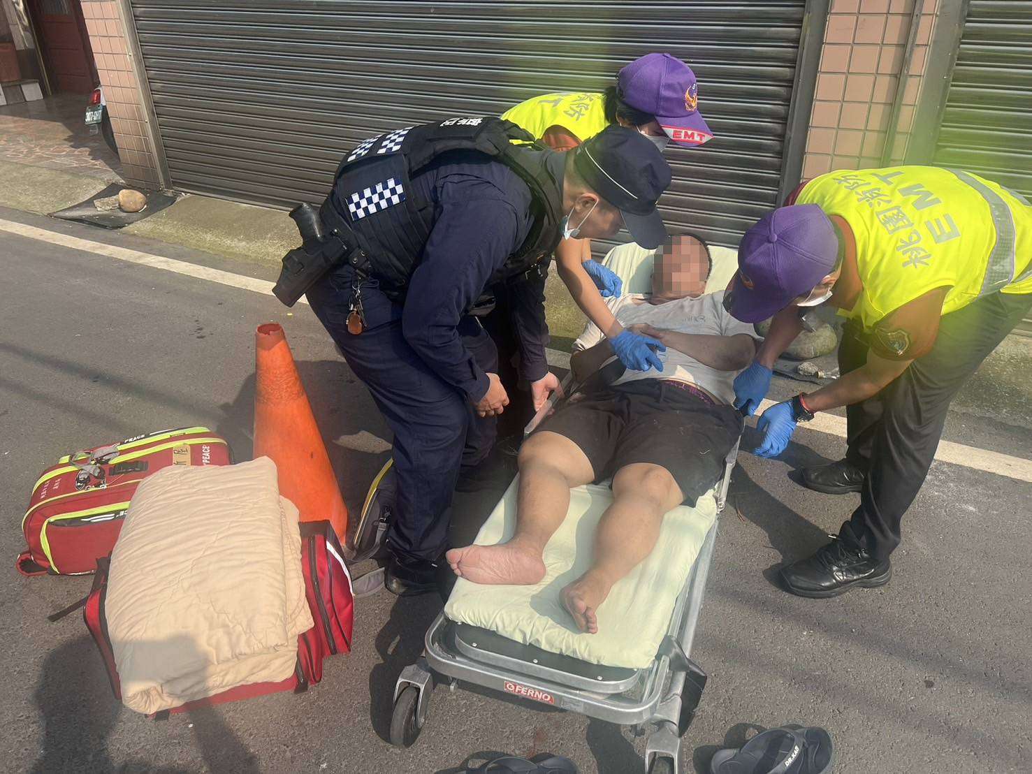 男子1原因癱軟倒路旁 大園警及時救援 366936