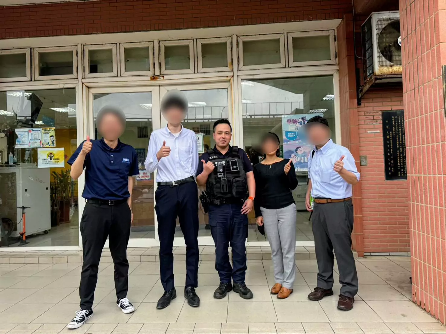 日籍女搭小黃忘拿行李急求助 大園警靠1招順利找回 日籍女搭小黃忘拿行李急求助 大園警靠1招順利找回