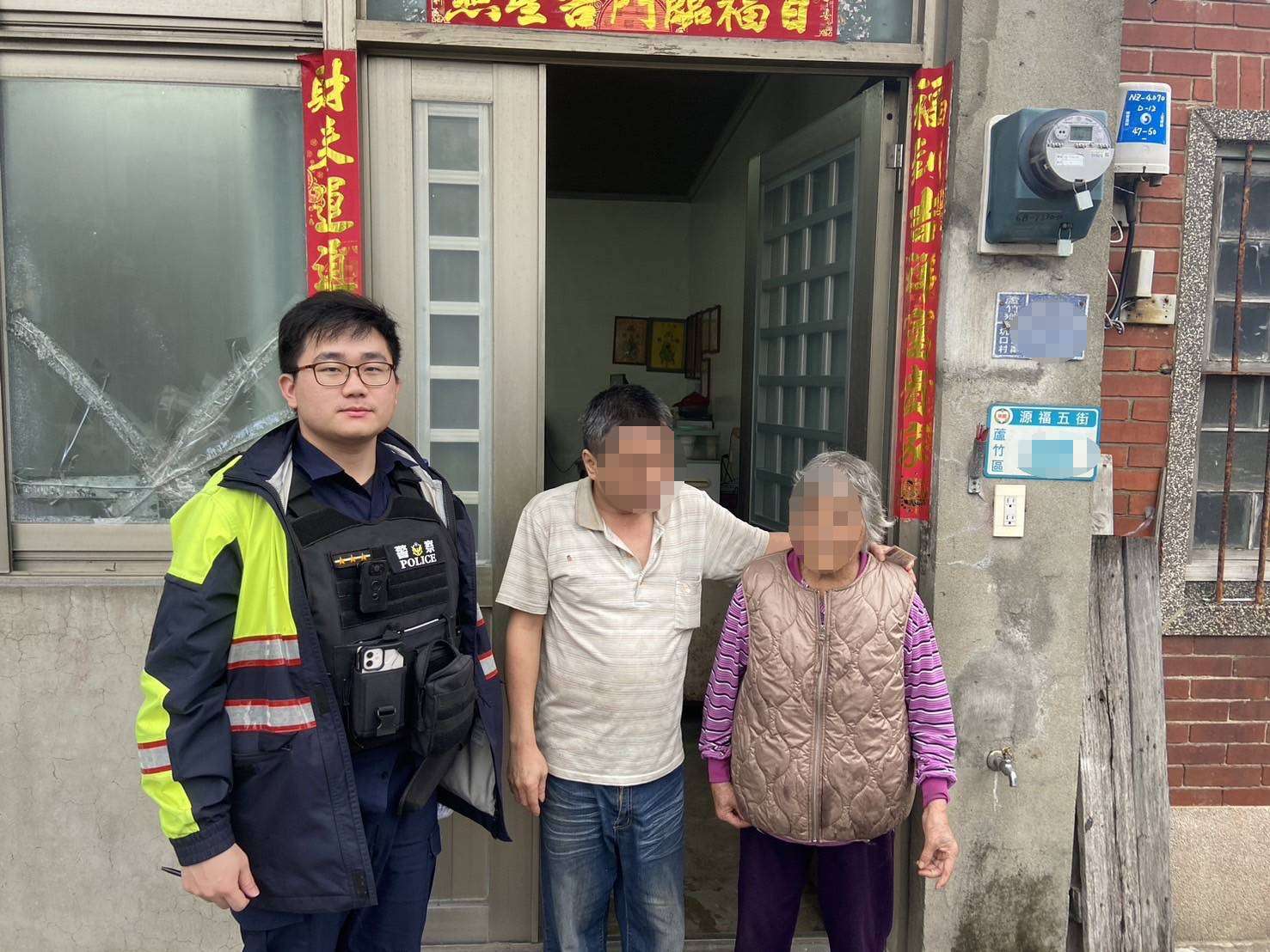 8旬失智婦呆坐土地公廟前 大園警助母子團圓 370323 0