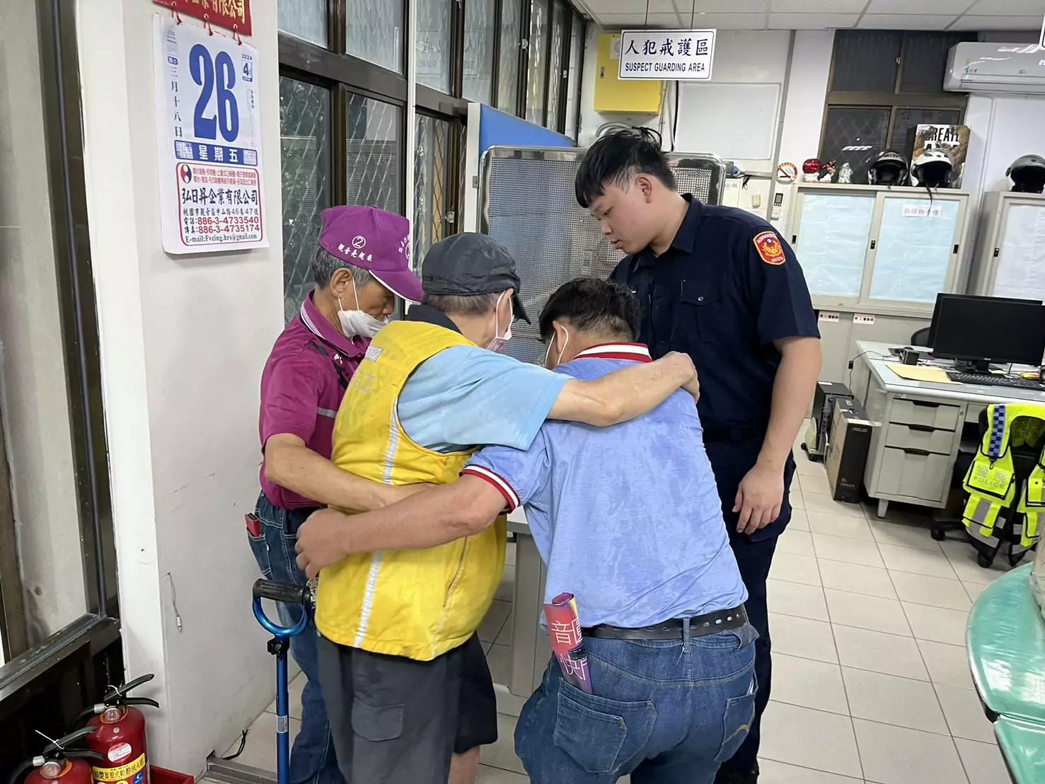 大園警雨中護送老翁返家 他回贈1物表達謝意 大園警雨中護送老翁返家 他回贈1物表達謝意