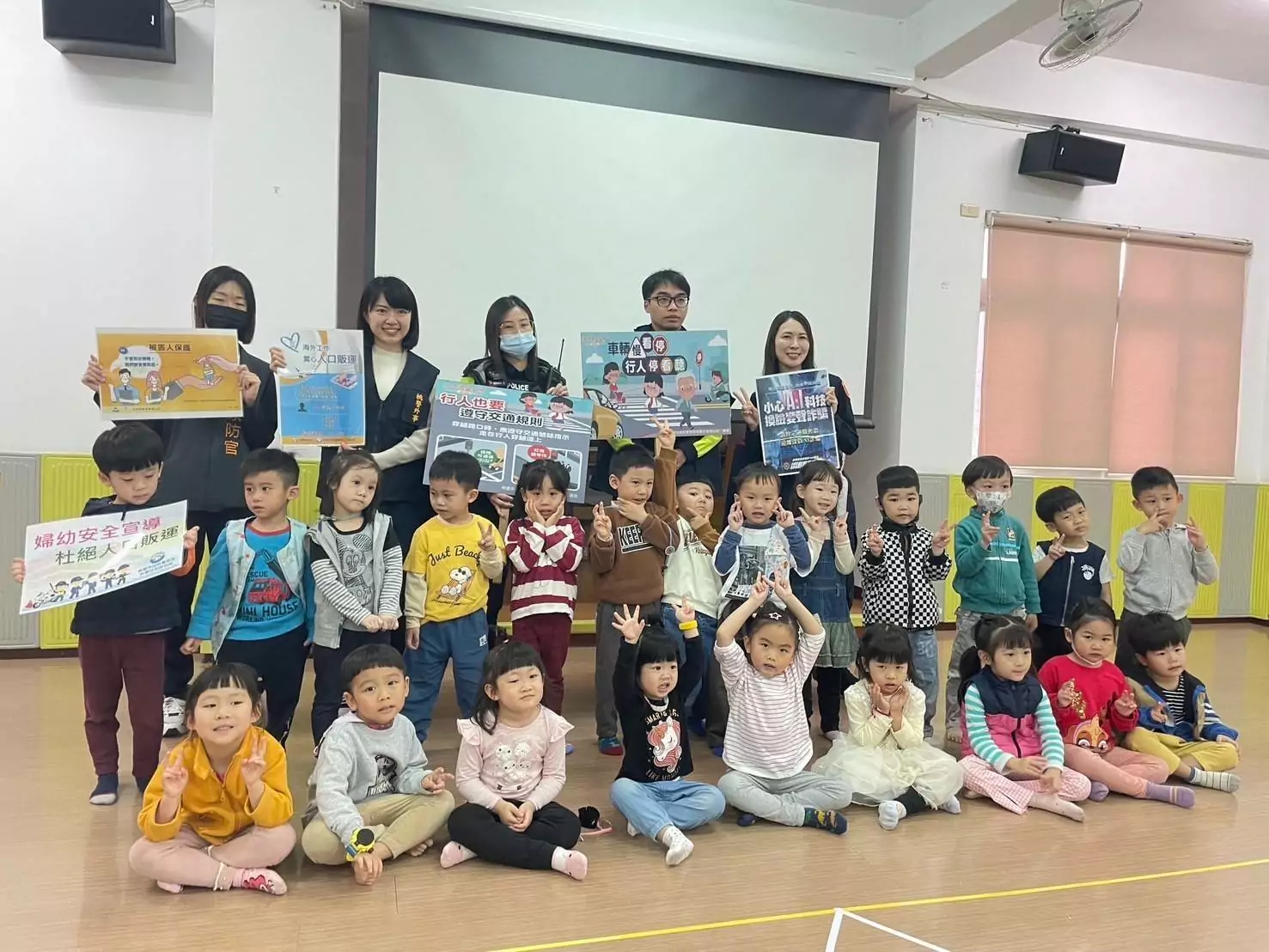 桃警深入校園預防犯罪宣導 教學童破解AI變臉詐騙 桃警深入校園預防犯罪宣導 教學童破解AI變臉詐騙
