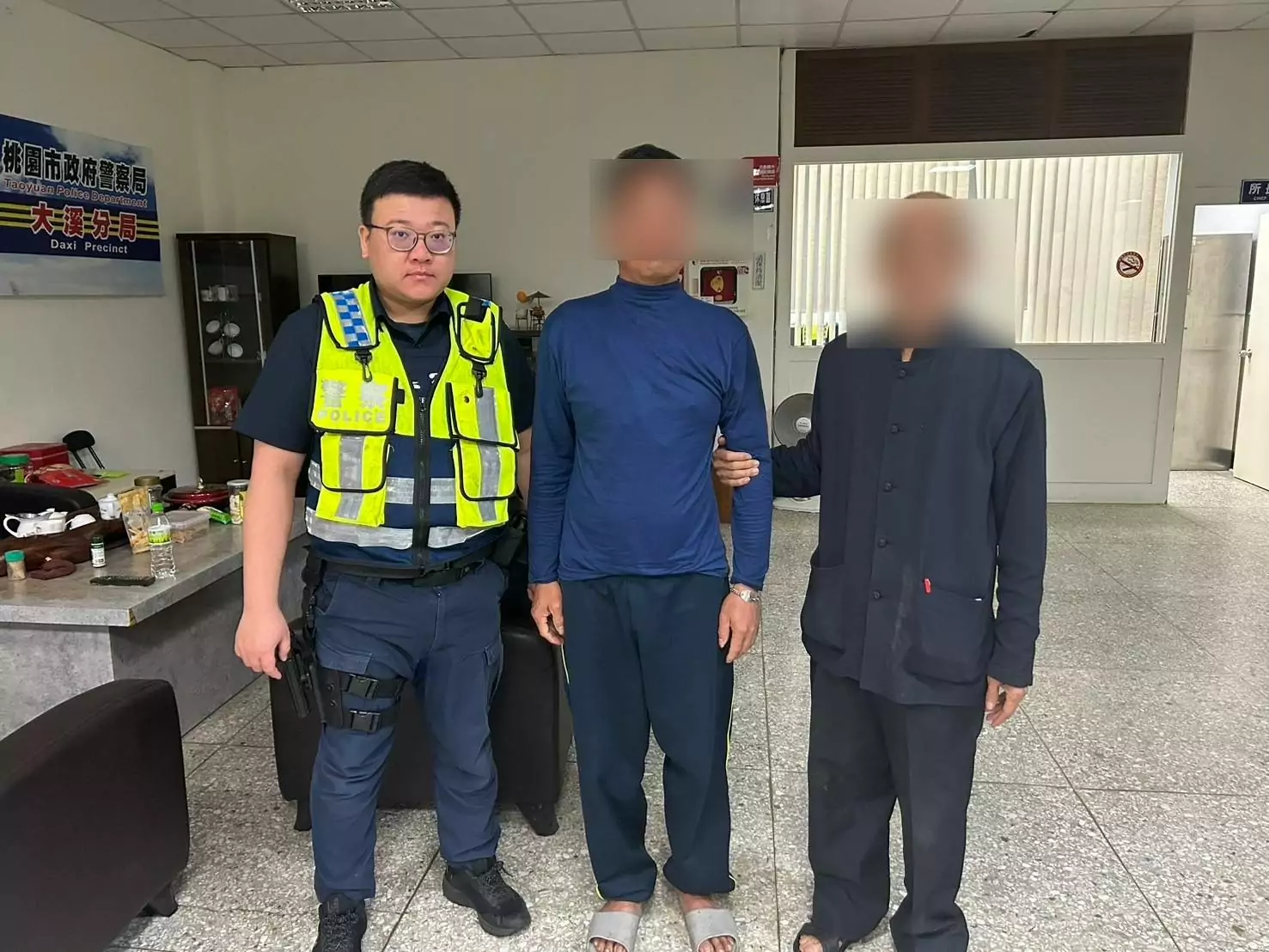 失智男深夜迷途徘徊路旁 大溪暖警即時送暖助返家 380366 0