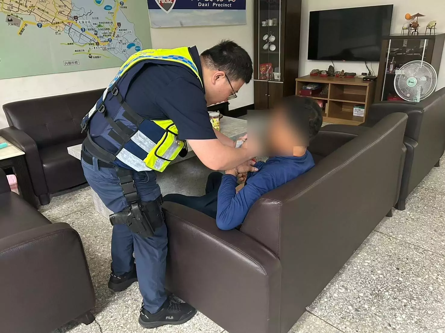 失智男深夜迷途徘徊路旁 大溪暖警即時送暖助返家 380369 0