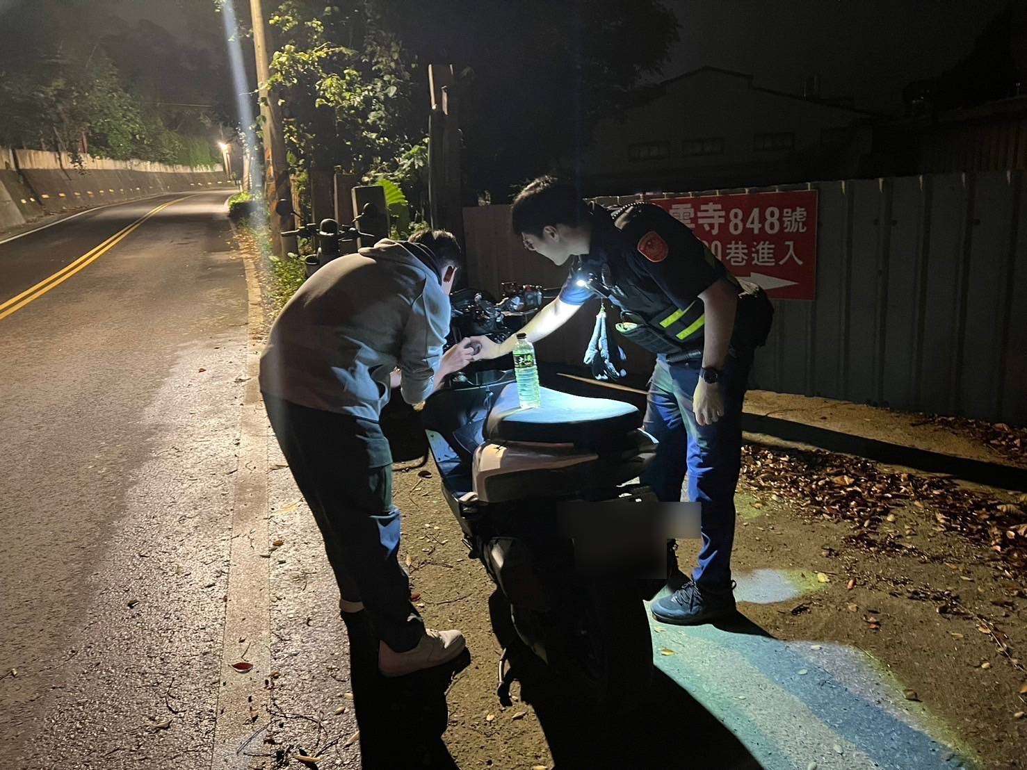 體大生深夜路旁獨自推車 大溪警熱心協助脫困 380404