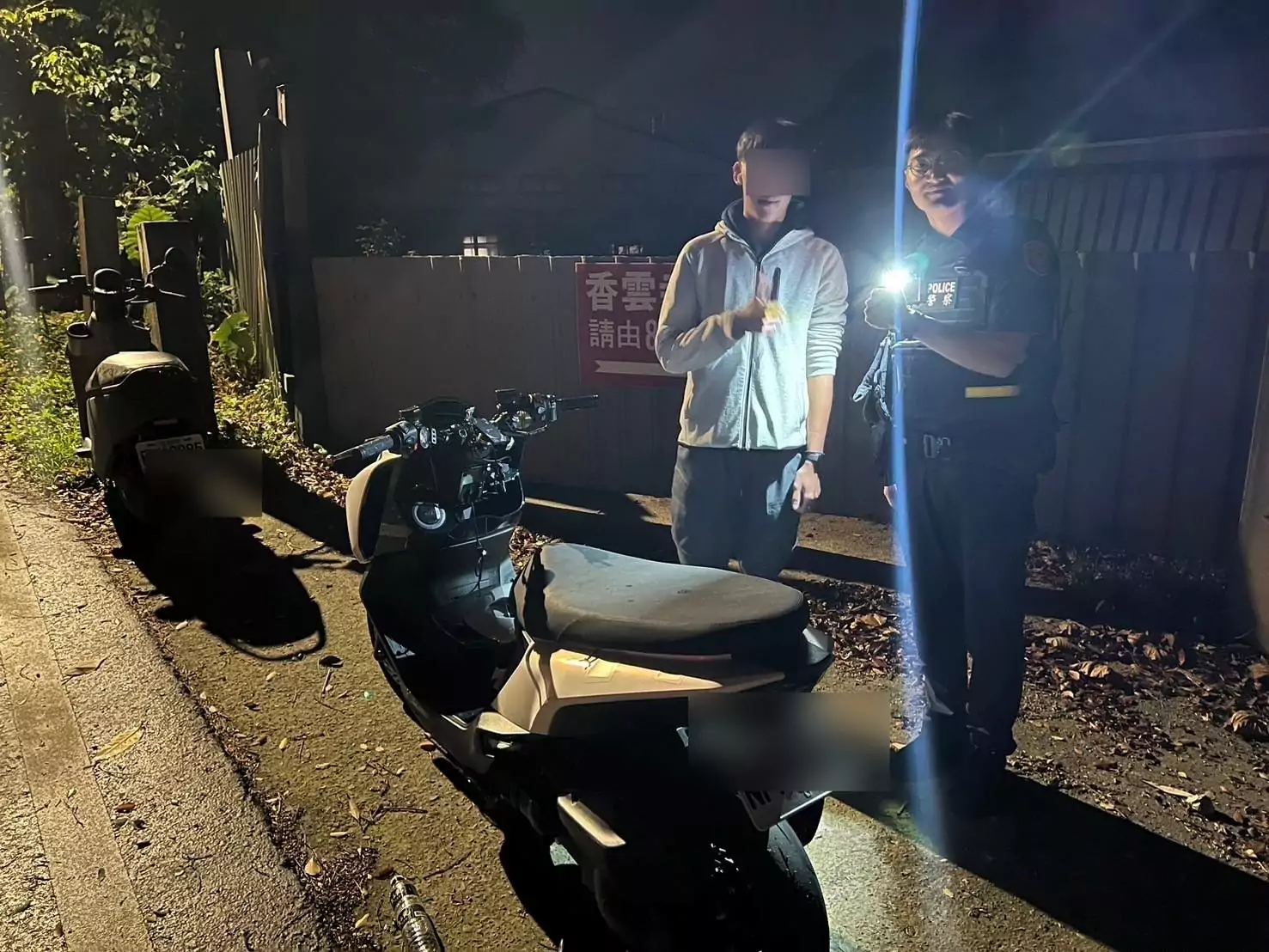 體大生深夜路旁獨自推車 大溪警熱心協助脫困 體大生深夜路旁獨自推車 大溪警熱心協助脫困