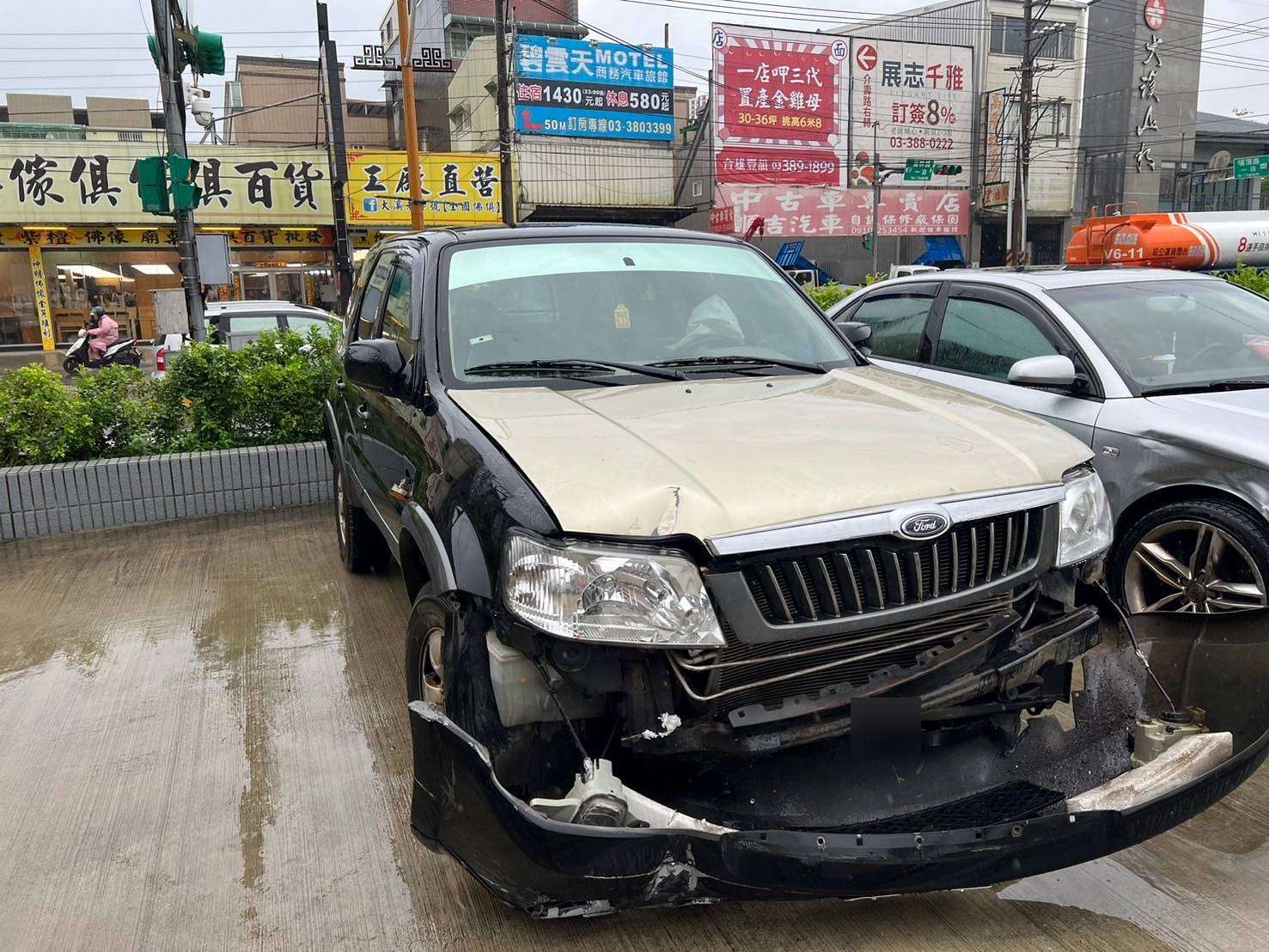 【有片】開休旅車自撞安全島駕駛竟落跑 大溪警開罰了 381231