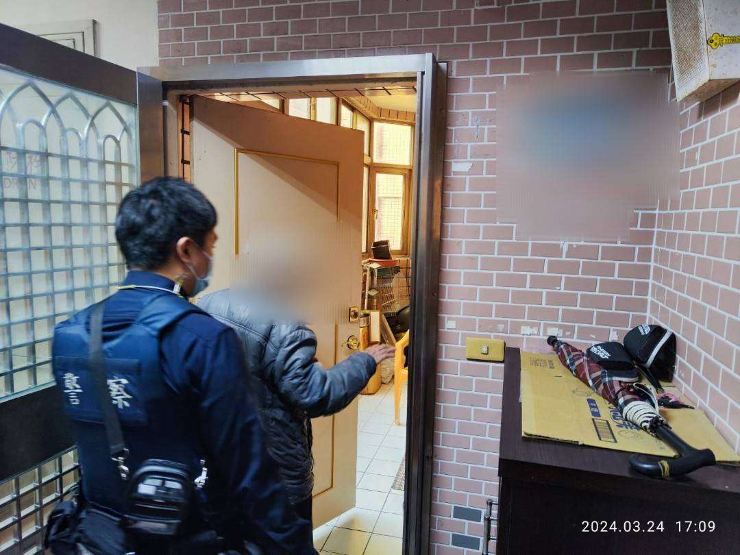 8旬翁1原因跌坐路旁 蘆竹警暖心關懷助返家 424555