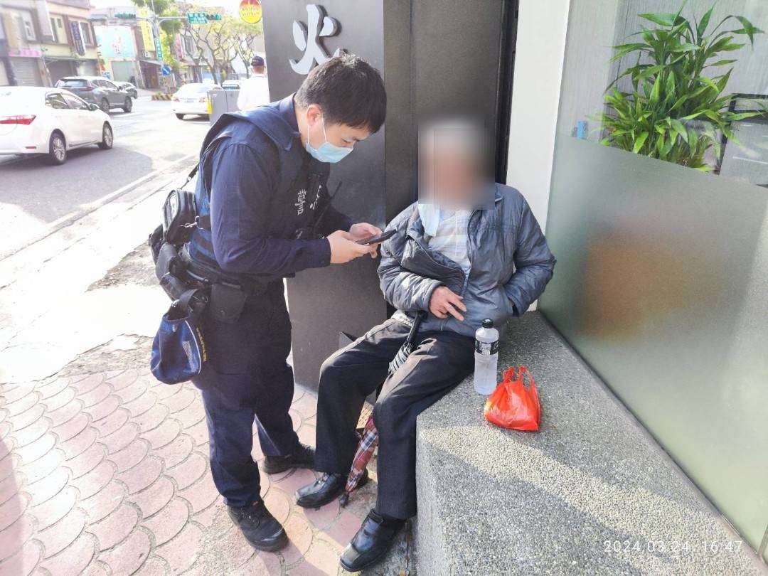 8旬翁1原因跌坐路旁 蘆竹警暖心關懷助返家 424557
