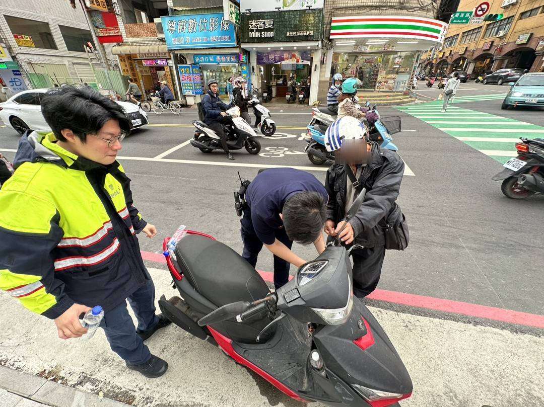 8旬翁機車拋錨卡半路 蘆竹警「做這事」幫解圍 428559