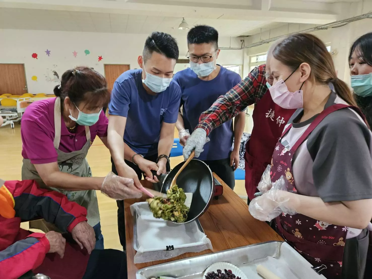 國防大學陸軍學院前進桃園榮家傳愛 青銀同樂攜手製作雪Q餅 國防大學陸軍學院前進桃園榮家傳愛 青銀同樂攜手製作雪Q餅