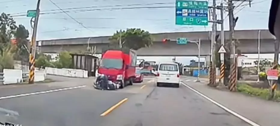 【有片】阿伯想轉就轉?遭貨車撞擊畫面曝 【有片】阿伯想轉就轉?遭貨車撞擊畫面曝