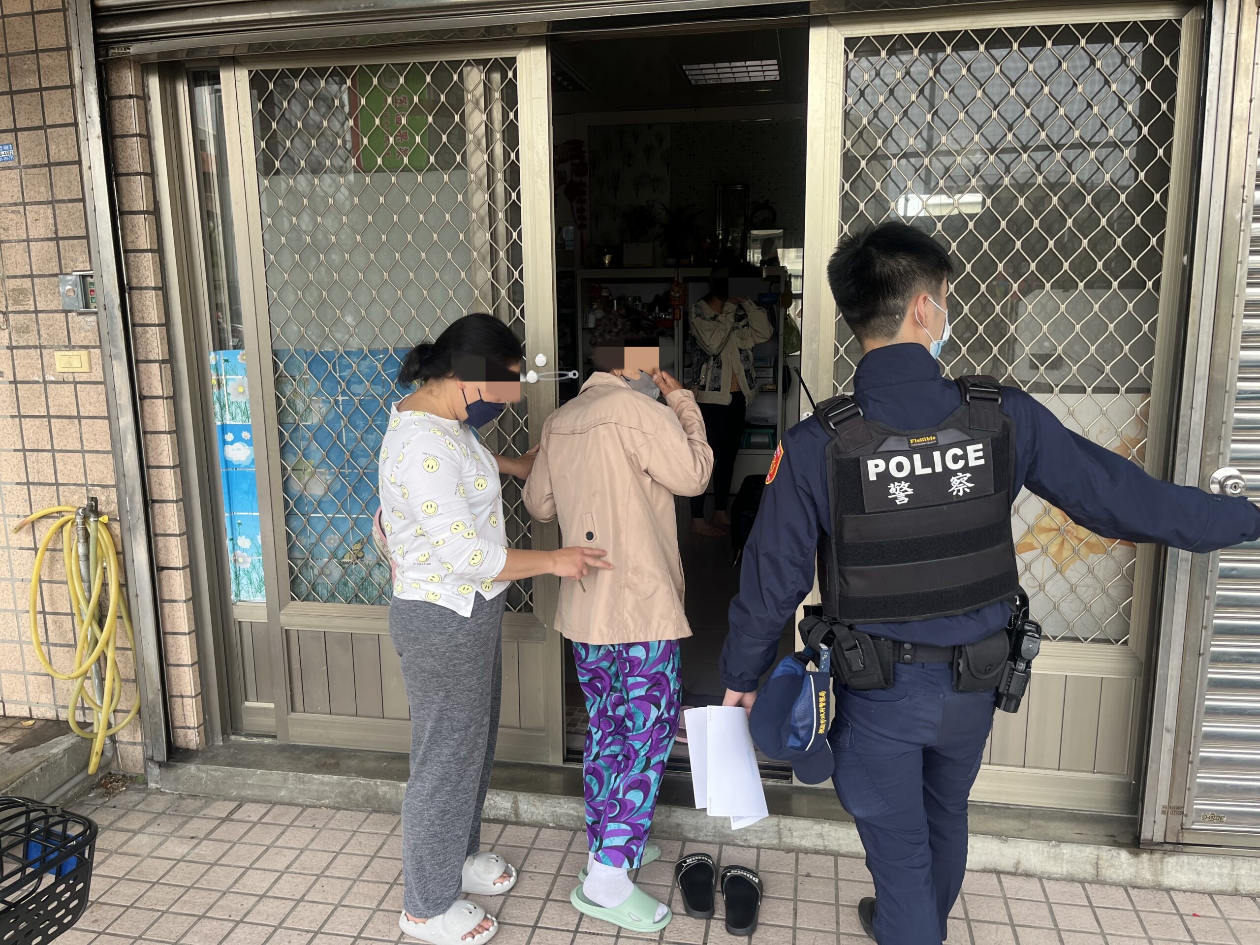 壢警助迷途越籍婦與女兒團圓 母女相擁而泣 7 副本 1 scaled