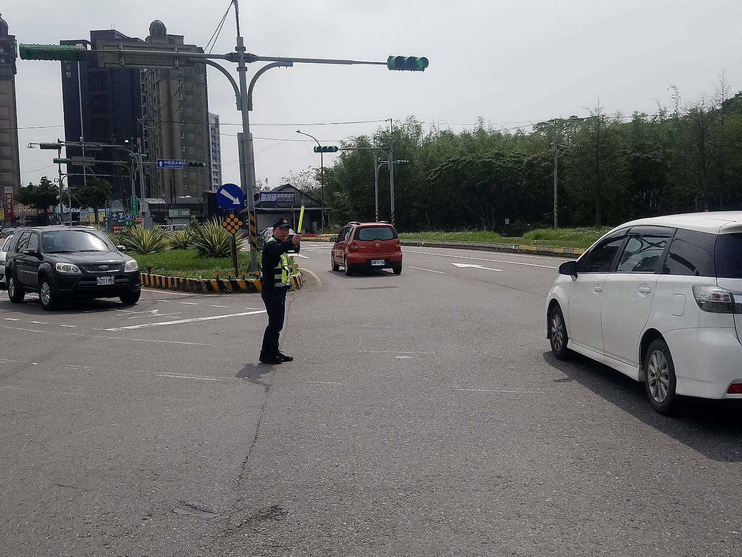 清明連假湧車潮 大溪警籲用路人配合交管 88436 0