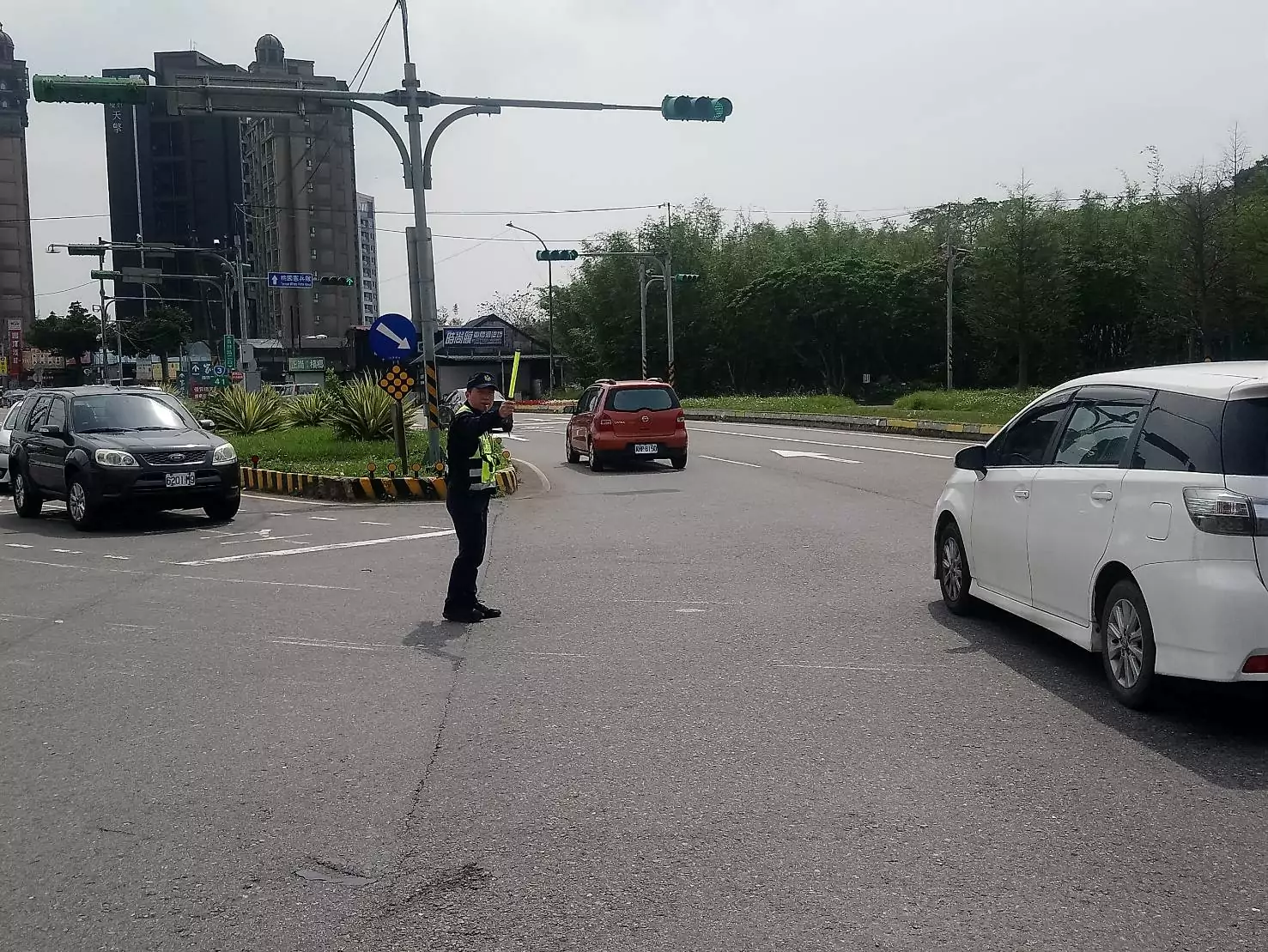清明連假湧車潮 大溪警籲用路人配合交管 88436 0