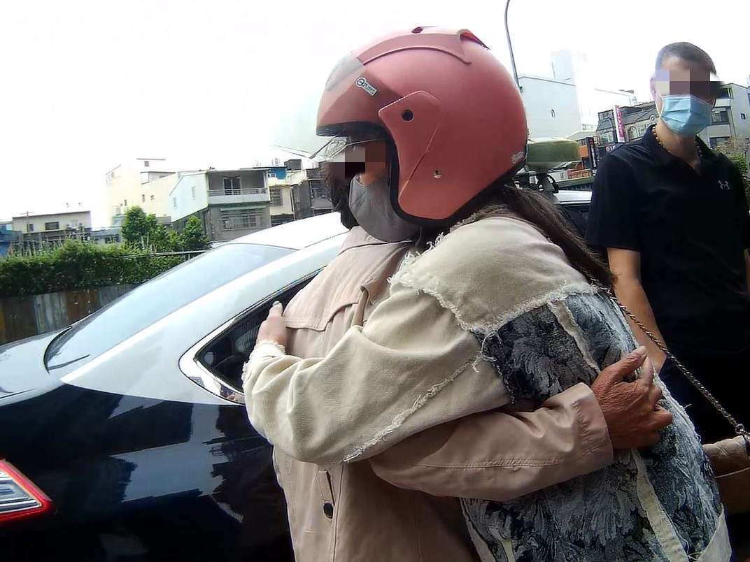 壢警助迷途越籍婦與女兒團圓 母女相擁而泣 8 副本 1