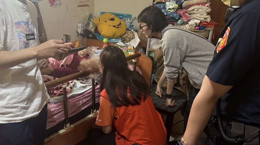 桃警攜手華山基金會送暖 贈弱勢家庭愛心物資