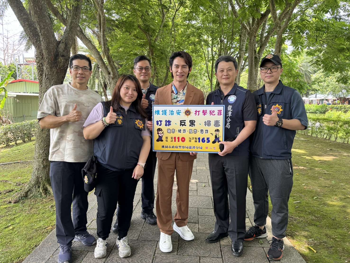 龍警前進桃園桐花祭反詐宣導 攜手張善政守護民眾荷包 S 10084701