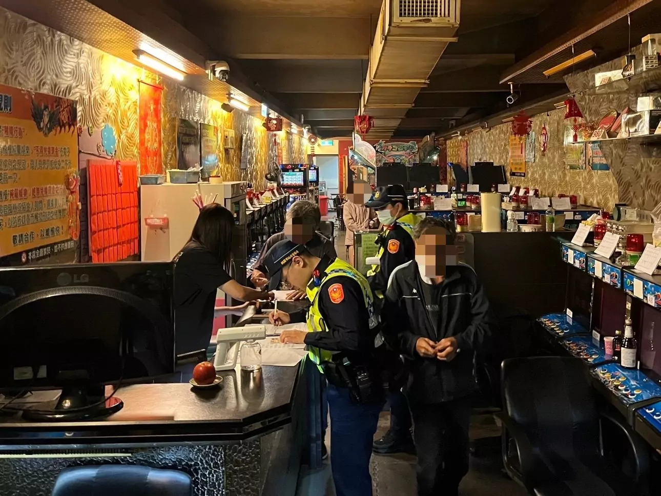龍警除暴專案高強度打擊不法 威力掃蕩查獲50包毒咖啡 龍警除暴專案高強度打擊不法 威力掃蕩查獲50包毒咖啡