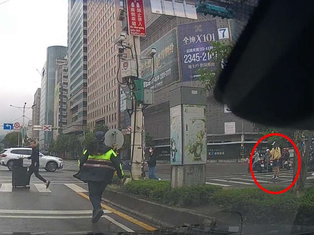 視障男過馬路無助呆站路口 龜山警暖心伸援解圍 S 105660470