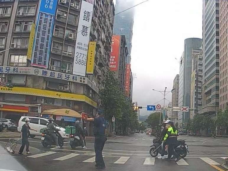 視障男過馬路無助呆站路口 龜山警暖心伸援解圍 S 105660471