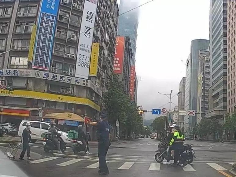 視障男過馬路無助呆站路口 龜山警暖心伸援解圍 視障男過馬路無助呆站路口 龜山警暖心伸援解圍
