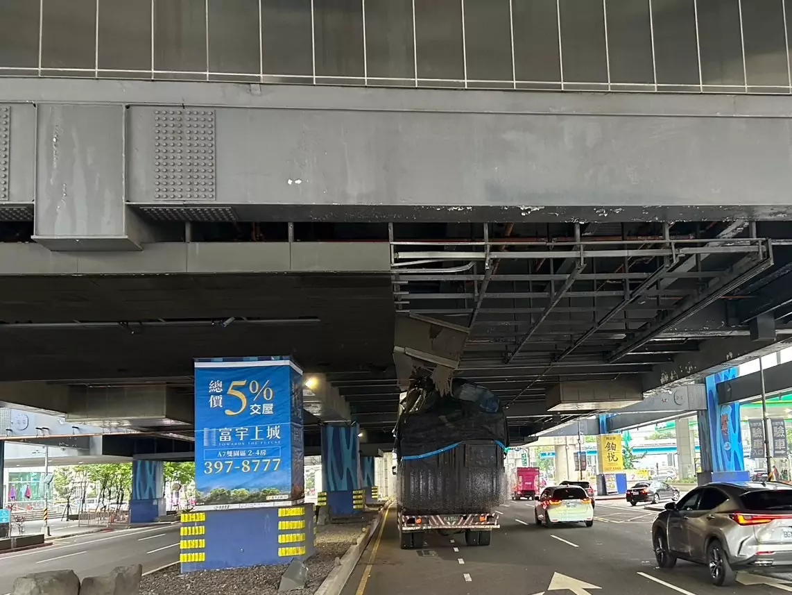 貨車物品堆太高 猛撞桃園機捷A8車站下方防護網 貨車物品堆太高 猛撞桃園機捷A8車站下方防護網