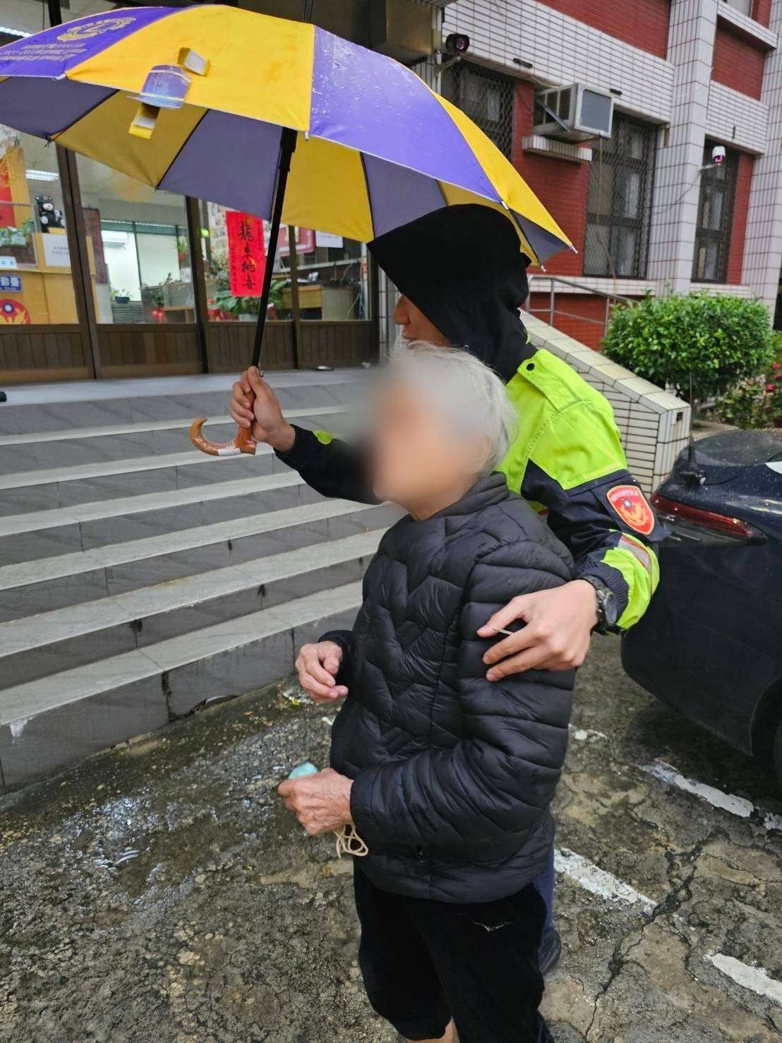 內山老婦迷途受困路旁 八德暖警助平安返家 S 12140572