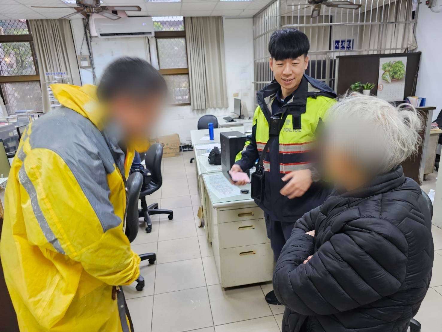 內山老婦迷途受困路旁 八德暖警助平安返家 S 12140574
