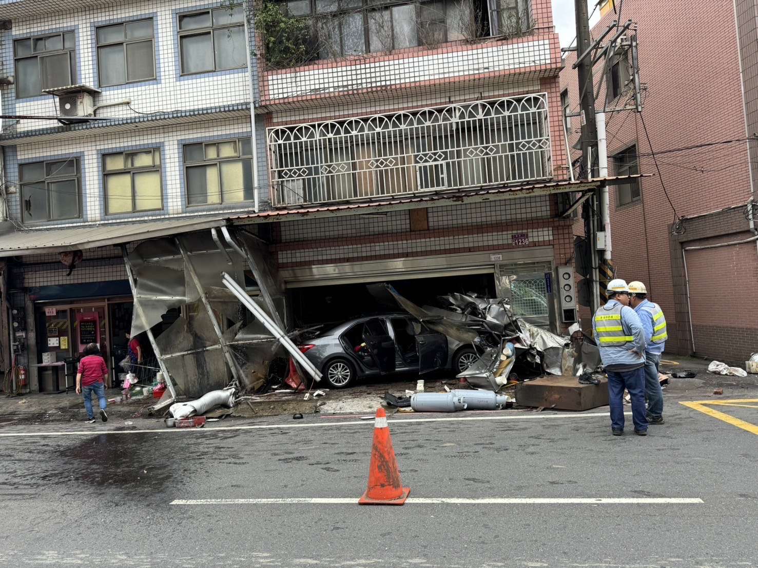 【有片】撿手機釀禍!自小客失控衝入對向店家撞倒瓦斯桶 S 12156944
