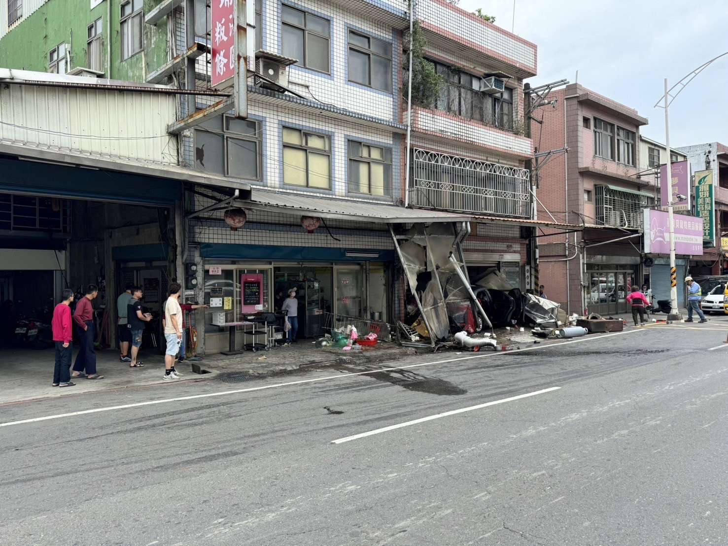 【有片】撿手機釀禍!自小客失控衝入對向店家撞倒瓦斯桶 S 12156946
