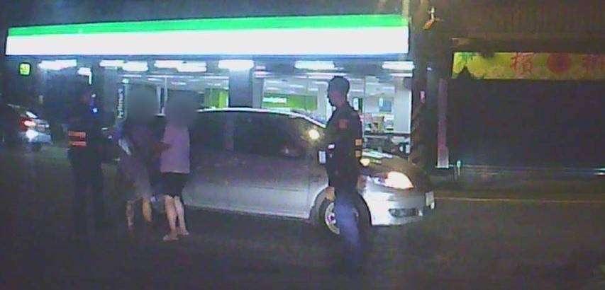 女子爛醉躺臥超商前睡覺 八德暖警助平安返家 S 12632083