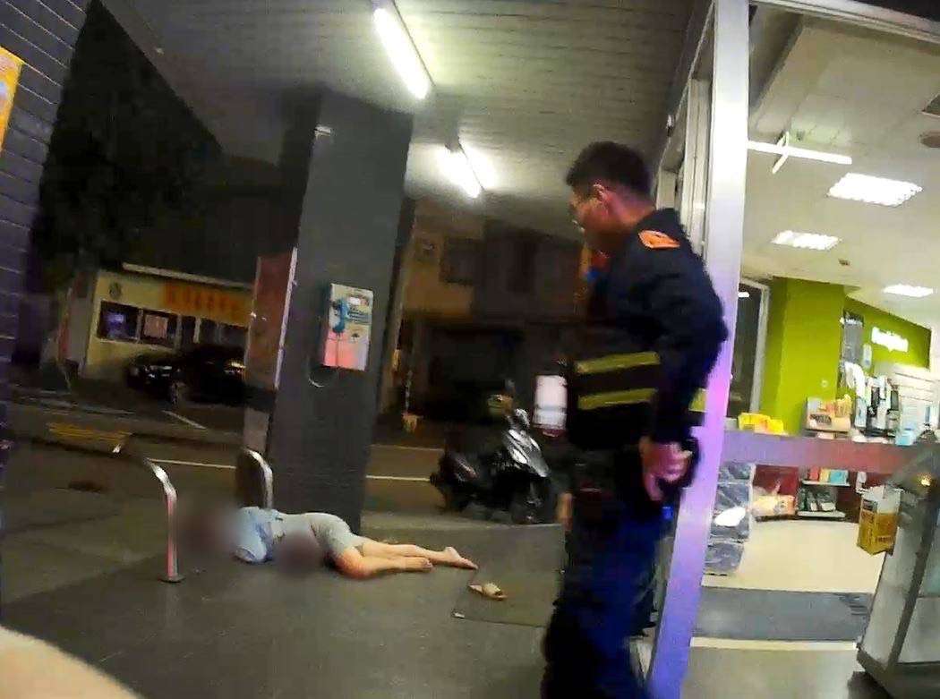 女子爛醉躺臥超商前睡覺 八德暖警助平安返家 S 12632086