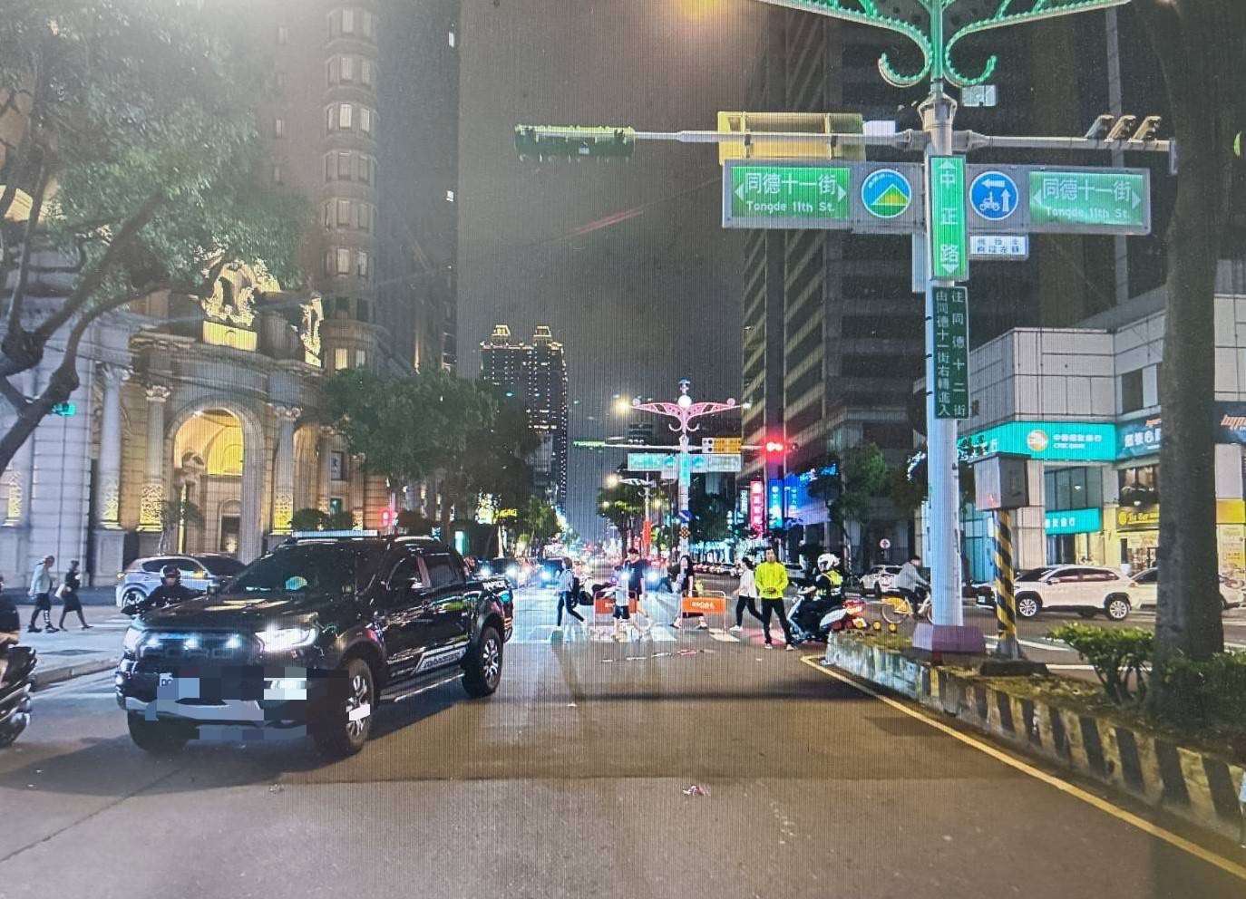 【有片】自小貨左轉未停讓 行人走斑馬線遭撞輾車底身亡 S 12992577