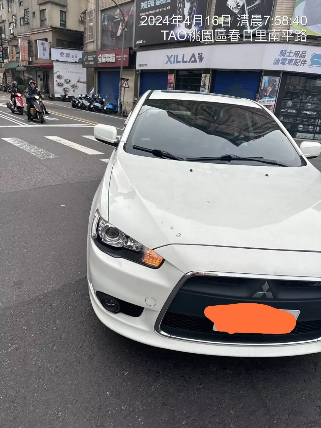 【有片】未依規定行駛硬要右轉 自小客意圖衝撞義警 S 13041672