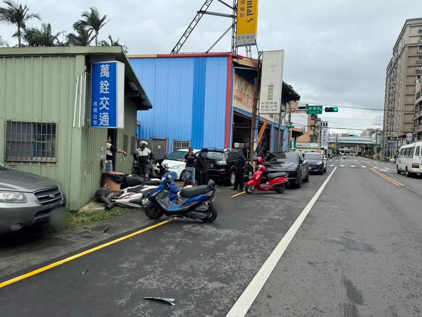 【有片】休旅車疑精神不濟「騎上」對向機車 路邊10輛車慘遭波及 S 13516853