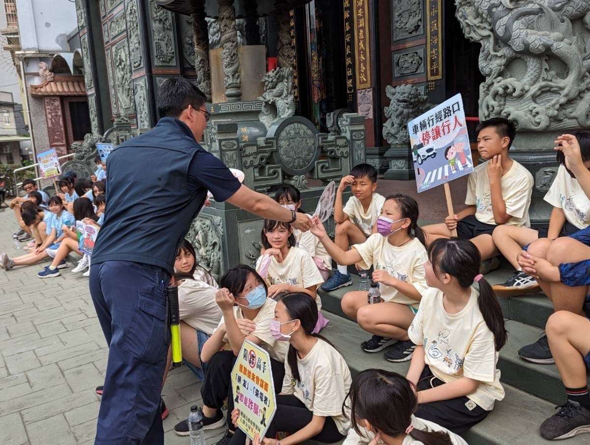 大園警犯罪宣導結合畢業路跑 強化五權國小學子反毒觀念 S 15434181