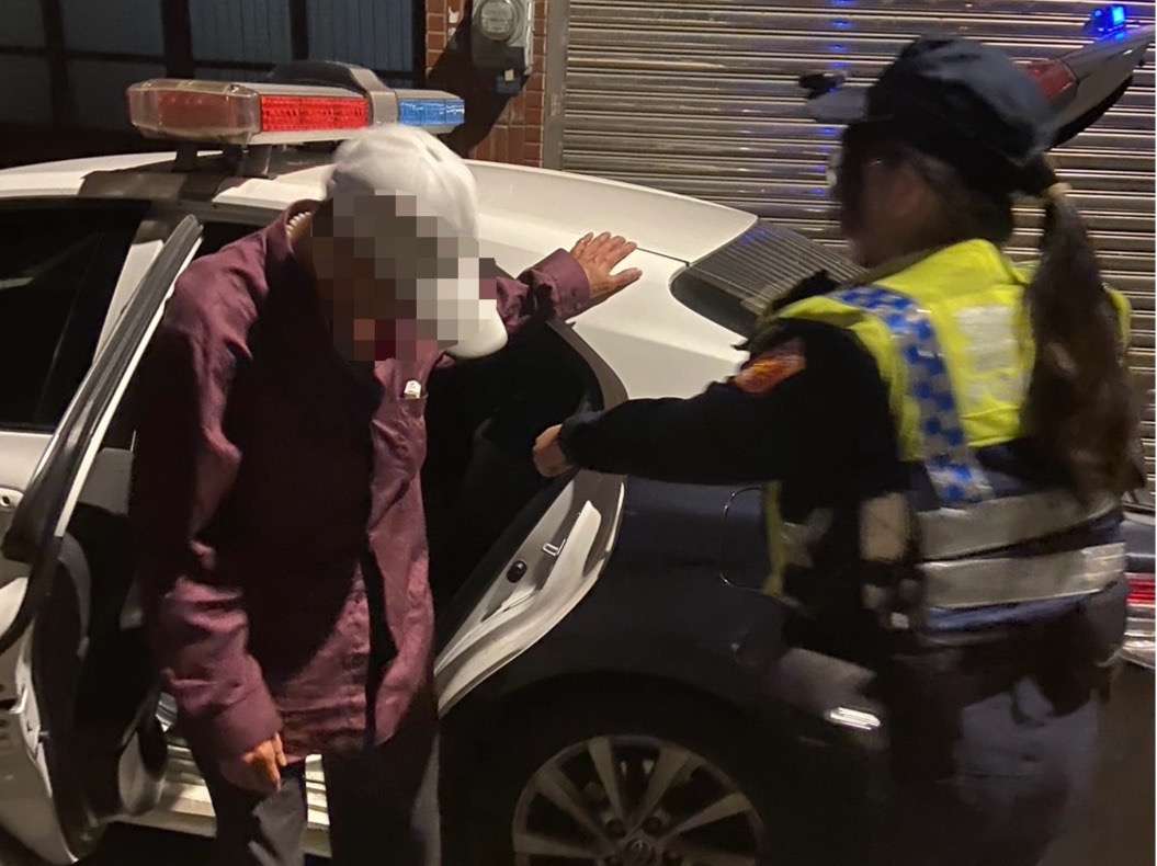 7旬男喝茫醉倒路旁 楊梅警熱心助返家 S 15786033