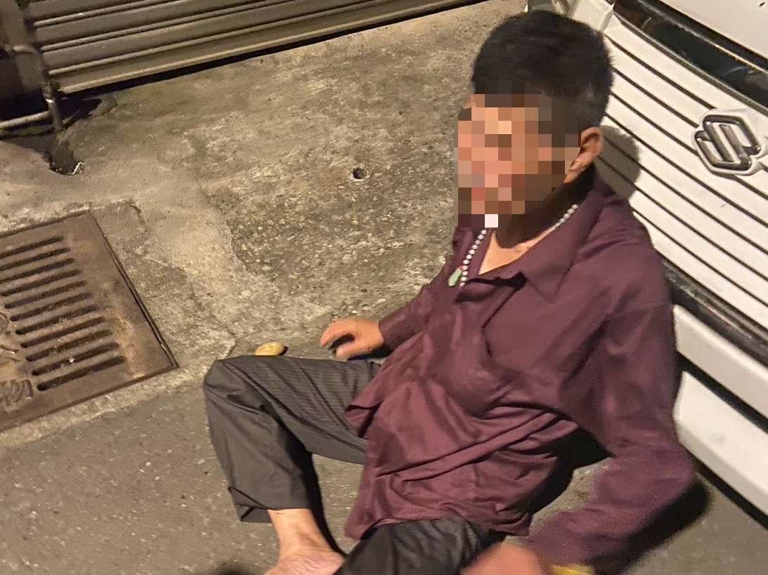 7旬男喝茫醉倒路旁 楊梅警熱心助返家 S 15786034