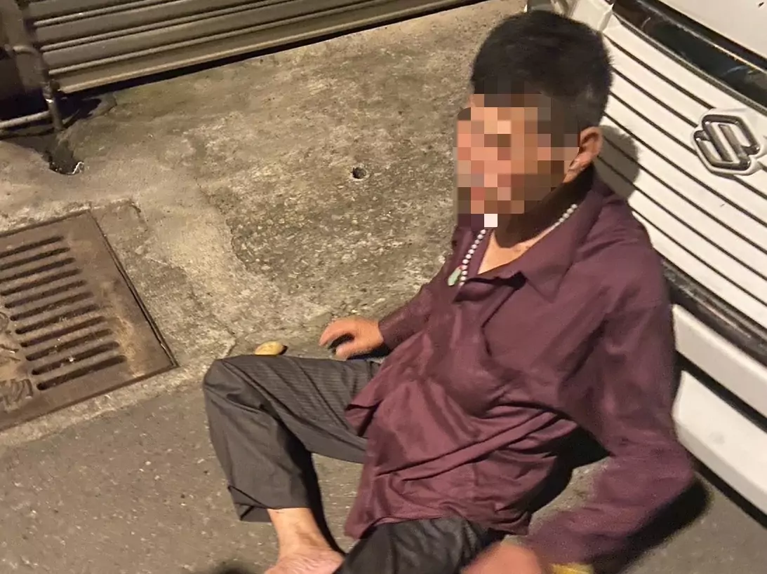 7旬男喝茫醉倒路旁 楊梅警熱心助返家 7旬男喝茫醉倒路旁 楊梅警熱心助返家