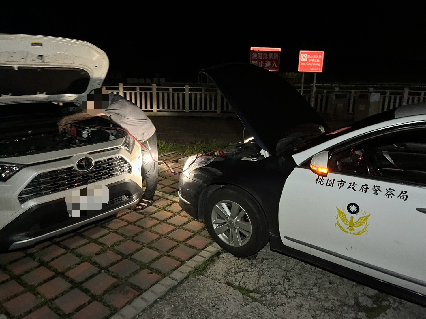 車輛拋錨卡永安漁港 楊梅警靠1招助母子返家 S 16023637