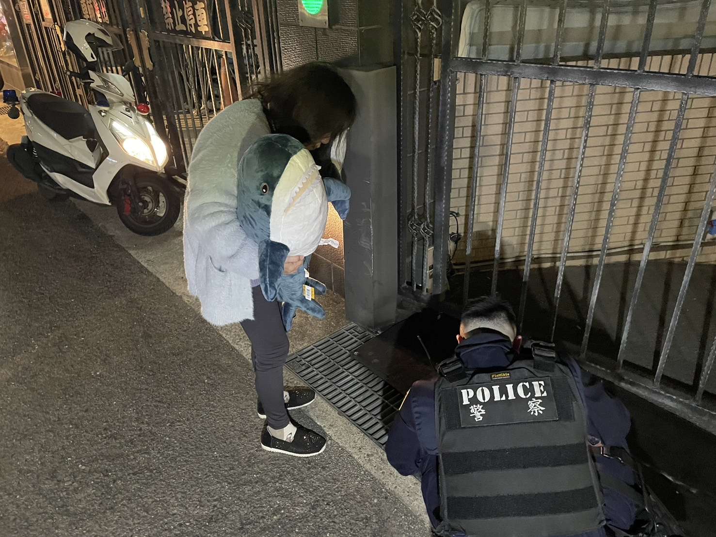 婦人1原因趴水溝蓋 壢警路過神救援 S 257187845 0 0