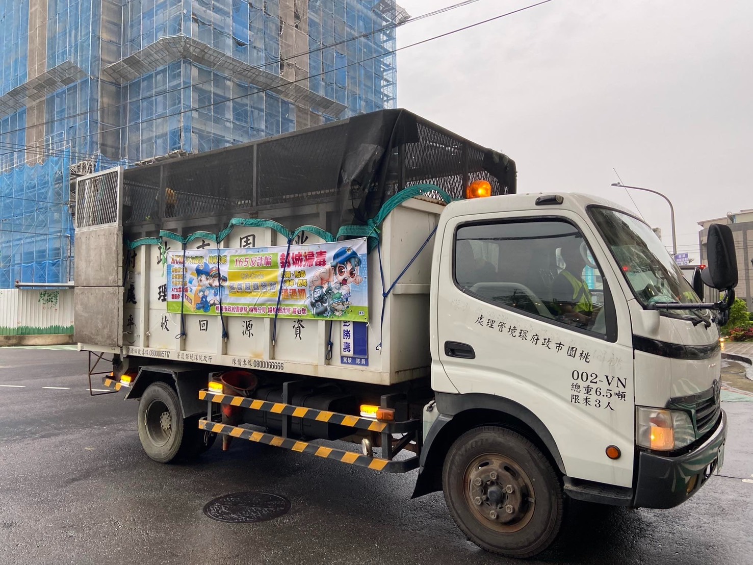楊梅警攜手清潔隊 反詐宣導深入大街小巷 S 32301065 0