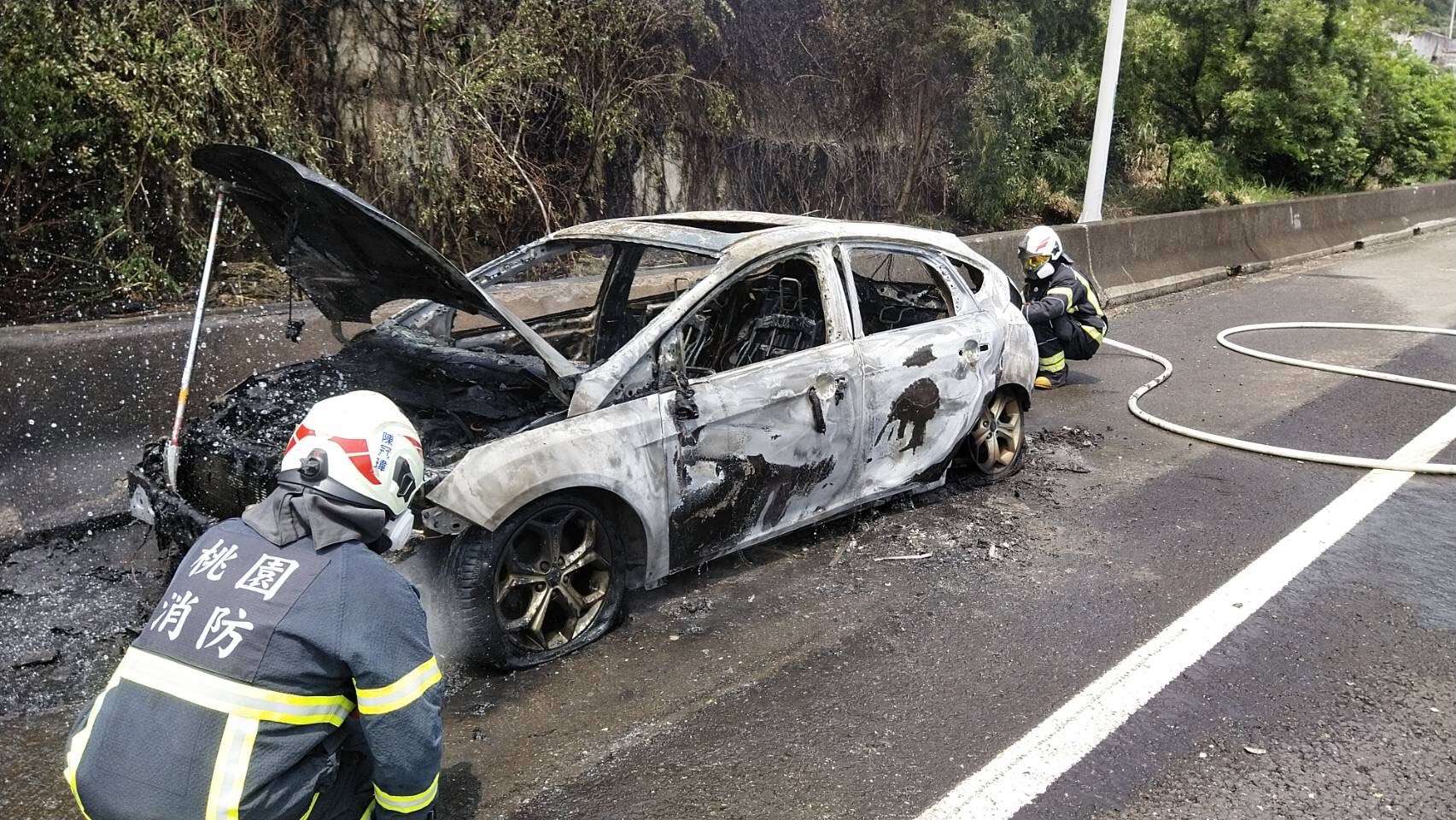 國1桃園段火燒車 駕駛驚險逃生 S 3866630 0
