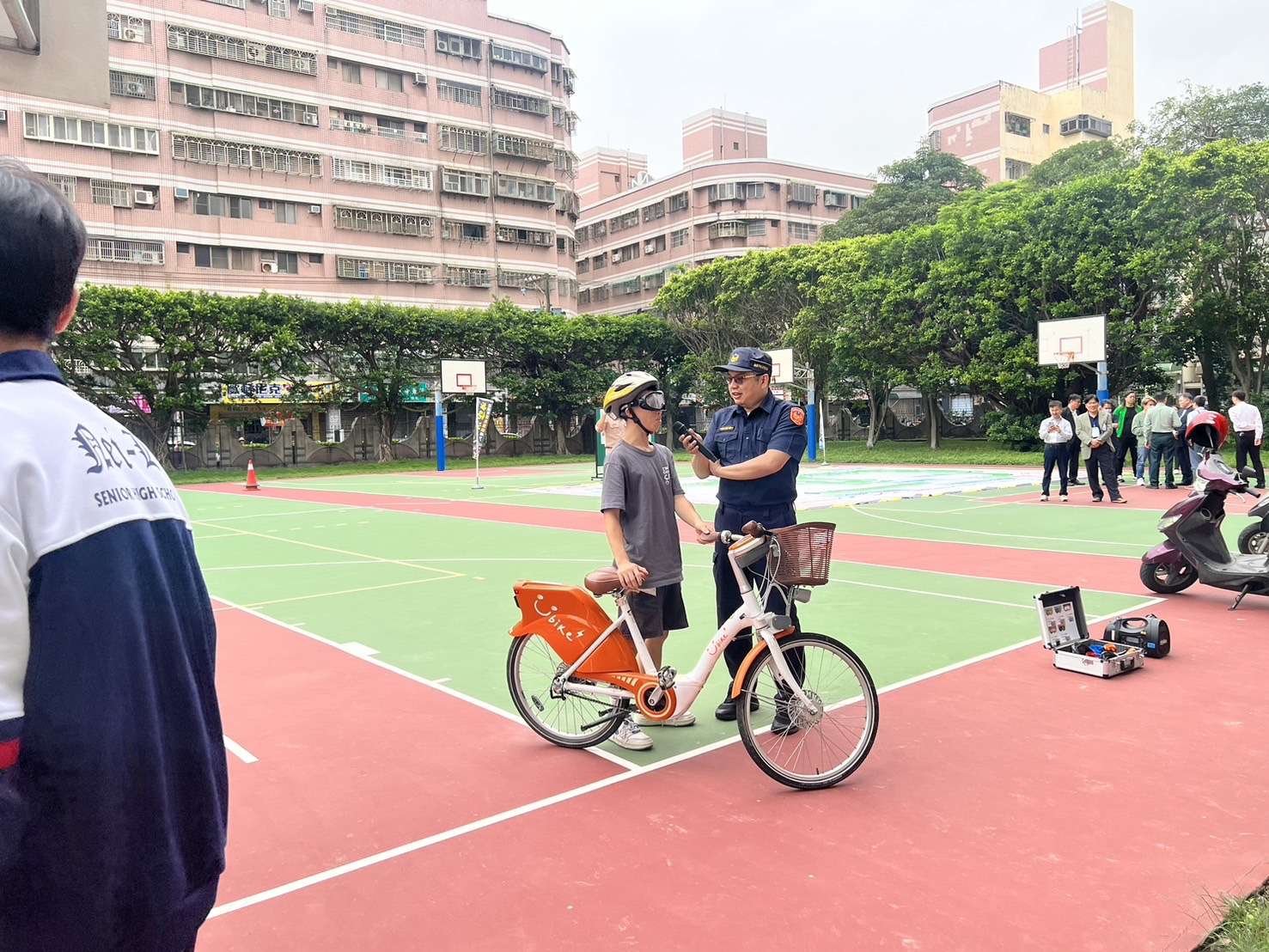 壢警前進內壢高中 學子體驗「模擬酒駕眼鏡」 S 41345067 0 0