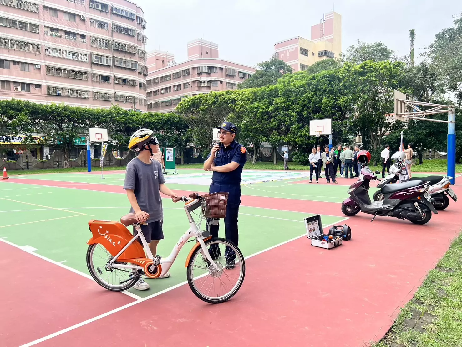 壢警前進內壢高中 學子體驗「模擬酒駕眼鏡」 壢警前進內壢高中 學子體驗「模擬酒駕眼鏡」